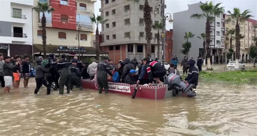 ملك المغرب يأمر الجيش بالتدخل لإنقاذ آلاف العالقين وسط الفيضانات