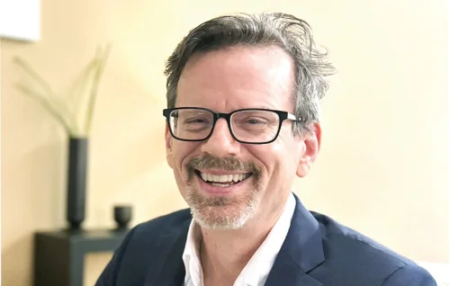 مايكل هيرب: إصلاحات الكويت تتقدم غالباً عبر 'التجربة والخطأ' 2 مايكل هيرب: إصلاحات الكويت تتقدم غالباً عبر 'التجربة والخطأ'