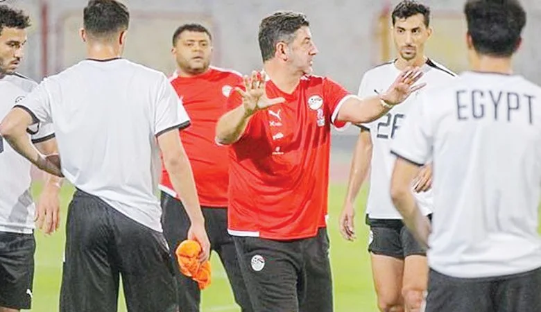 الأهلي يطلب إعفاء لاعبيه من معسكر المنتخب… والمدرب يرفض