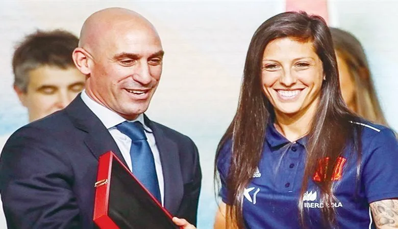 "فيفا" يوقف رئيس الاتحاد الإسباني