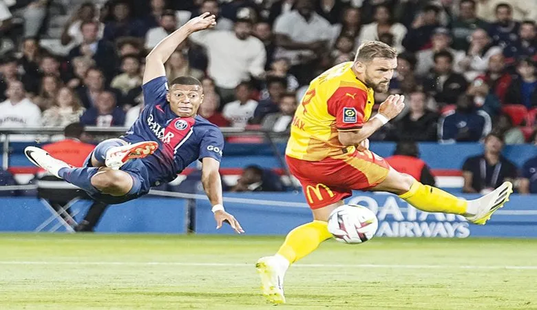 مبابي يسجل ثنائية ويقود باريس سان جيرمان لفوزه الأول