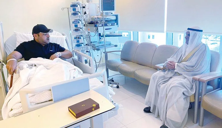 السعدون يزور الكندري في المستشفى بعد تعرضه لوعكة صحية