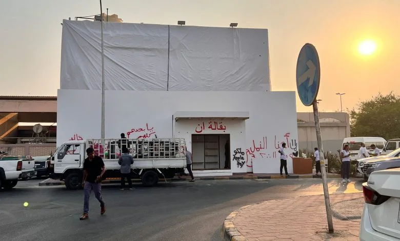 مطعم "بيان" يزيل "البقالة الديكور" تمهيدا للافتتاح الرسمي غدا