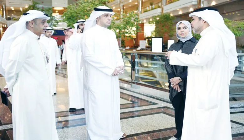 وزير المالية اطلع على آلية عمل استقبال المراجعين في "التأمينات"