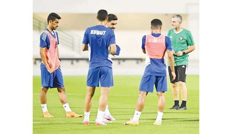 الأزرق يواصل تدريباته في دبي