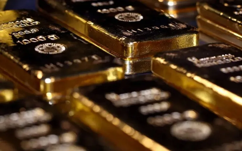 الذهب يرتفع قليلا مع استمرار تراجع الدولار