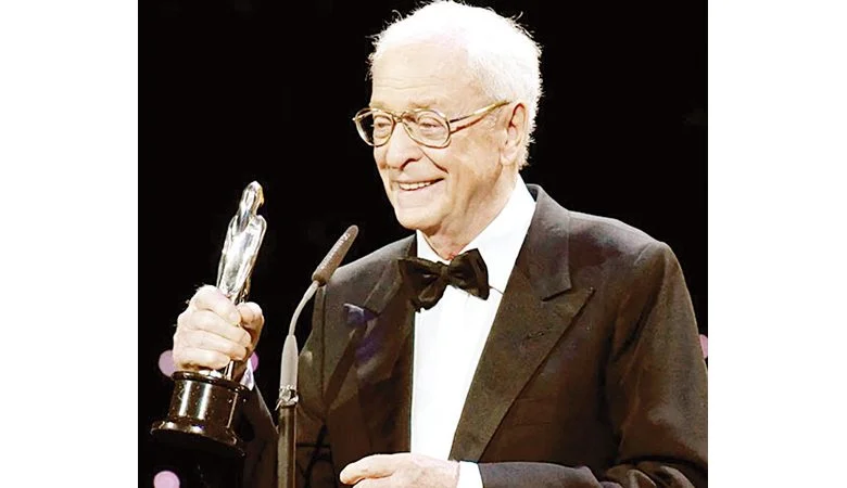 اعتزال مايكل كين "أيقونة" السينما البريطانية