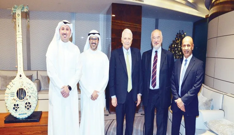 8 تشكيليين كويتيين عرضوا لوحاتهم في شيرمانز كلوب