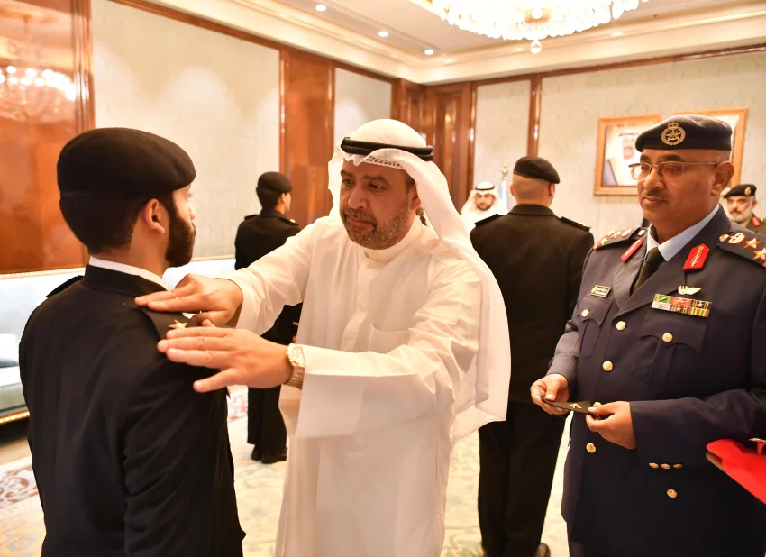 وزير الدفاع حضر مراسم تولية الضباط الجدد : العمل بروح الفريق الواحد