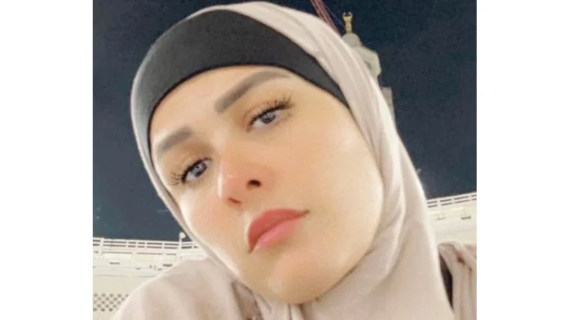 ياسمين عبدالعزيز تؤدي مناسك العمرة
