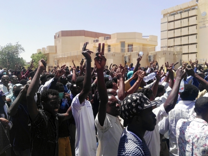 Sudanese protesters gather in protest outside the military headquarters in the capital Khartoum on April 7, 2019. - Thousands of Sudanese held a second day of protests Sunday outside the army's headquarters in Khartoum and in the vicinity chanting slogans against President Omar al-Bashir's government, witnesses said. (Photo by - / AFP)