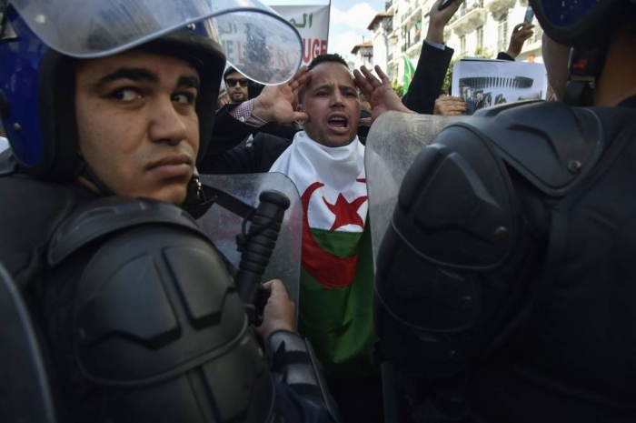 احتجاجات مستمرة في شوارع العاصمة الجزائر (أ ف ب)