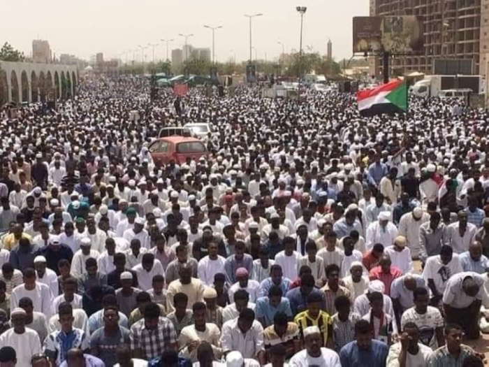 المعتصمون السودانيون يؤدون صلاة الجمعة أمام القيادة العامة (الوطن)