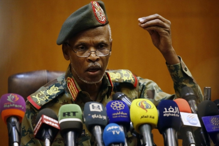 Lieutenant General Omar Zain al-Abdin, the head of the new Sudanese military council's political committee, addresses a press conference on April 12, 2019 in the capital Khartoum, one day after Sudan's army ousted the Arab-African country's veteran president Omar al-Bashir. - Sudan's military council pledgeed talks with 'all political entities' and vowed the new governtment will be 'civilian', adding that it will allow no security breaches. (Photo by ASHRAF SHAZLY / AFP)