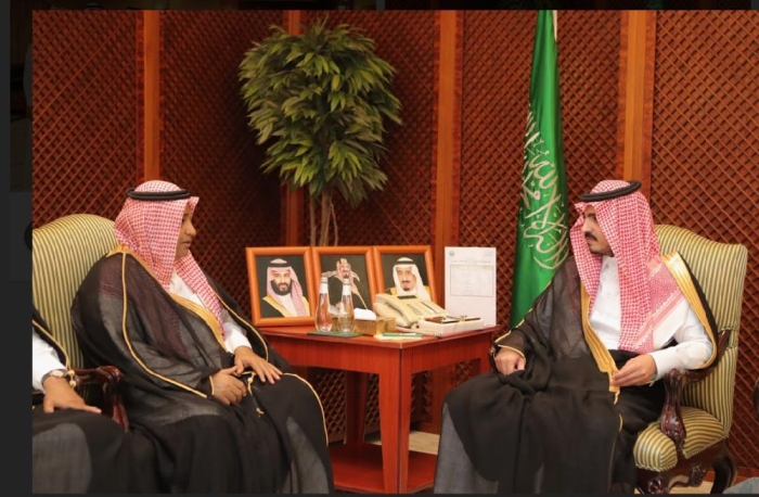 الأمير بدر بن سلطان والزميل فهد الإحيوي خلال اللقاء (الوطن) 