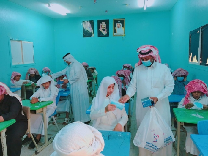 طلاب يرتدون الكمامات خلال الاختبارات (الوطن)