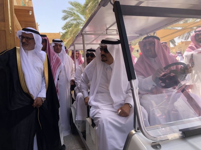 الأمير فيصل بن بندر خلال افتتاح مشروع قيصرية الكتاب (الوطن) 
