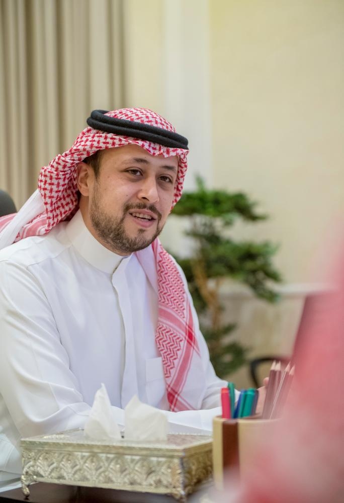الأمير فهد بن تركي بن فيصل بن تركي بن عبدالعزيز خلال الاجتماع (الوطن) 
