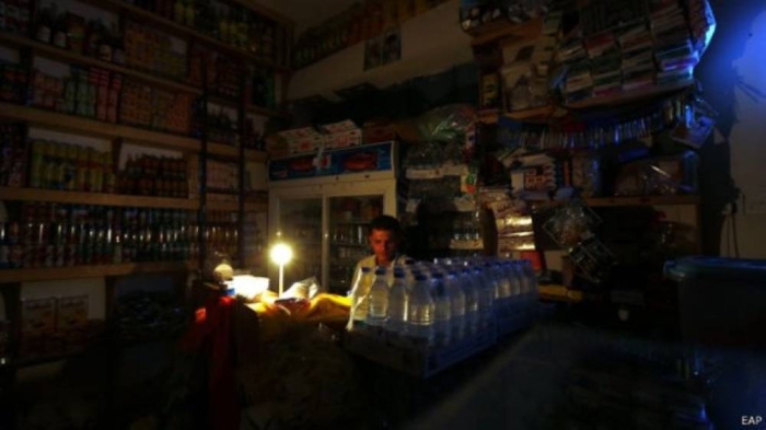 سكان صنعاء لجأوا إلى طرق بدائية للإنارة بسبب ارتفاع اسعار  الكهرباء ( الوطن)