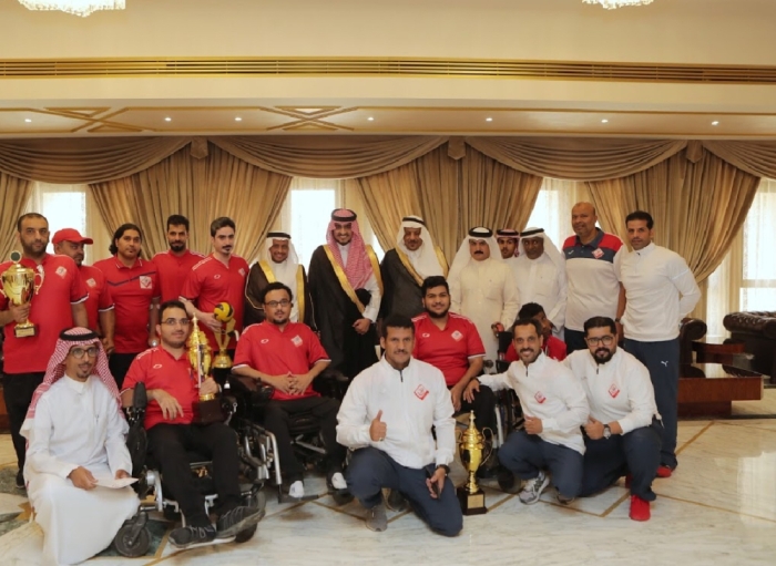 الأمير بدر بن سلطان مع أبطال نادي مكة المكرمة لذوي الاحتياجات (الوطن)