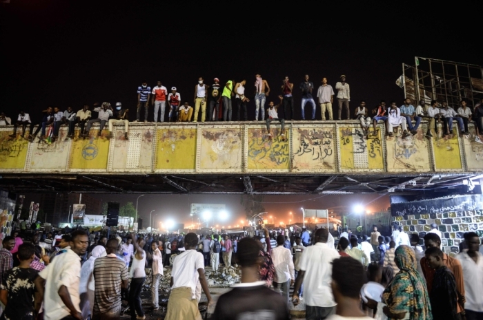 TOPSHOT - Sudanese protesters gather outside the army headquarters in Khartoum on May 9, 2019. (Photo by Mohamed el-Shahed / AFP)