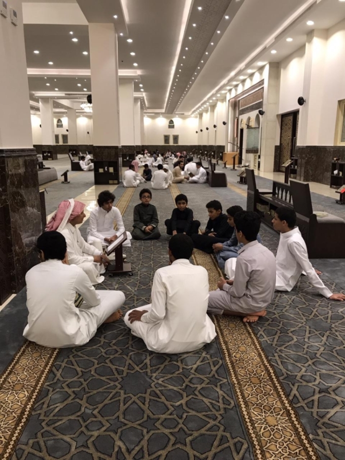 مجموعة من الطلاب يتدارسون القرآن (تصوير: يحيى كميت)