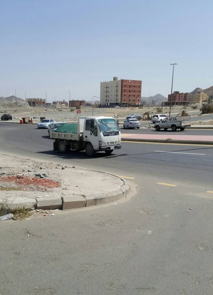 جانب من عبور السيارات والشاحنات لتقاطع الريان بمكة المكرمة (تصوير: فهد علي)