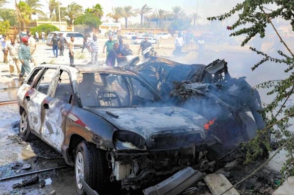 ليبيون يتجمعون أمام موقع التفجير في بنغازي (أ ف ب)