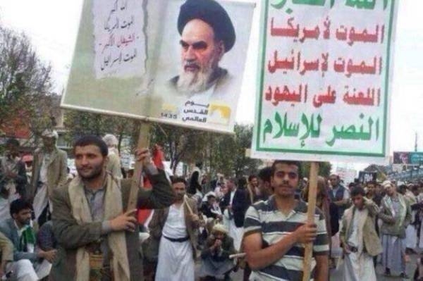 يمنيون يرفعون صور المرشد الأعلى الإيراني (ا ف ب)