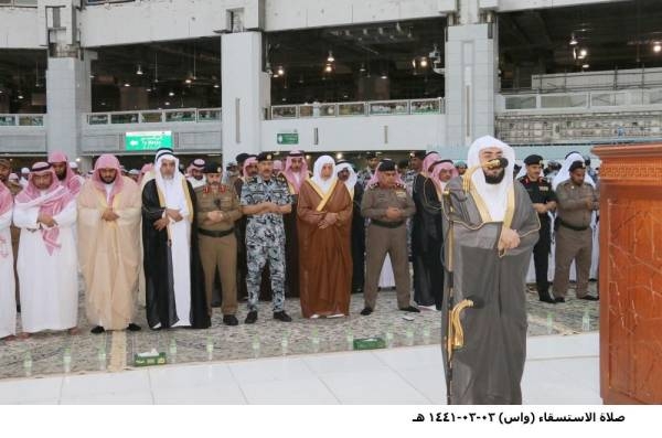 الأمير خالد الفيصل يؤدي صلاة الاستسقاء بالمسجد الحرام