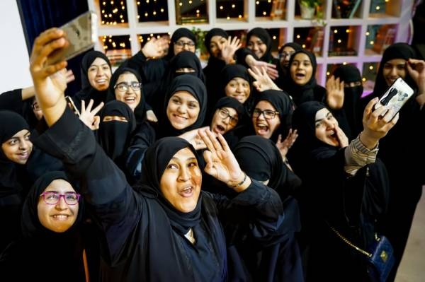 سعوديات يلتقطن صورة سيلفي أثناء احتفالية خاصة (ناشيونال جيوجرافيك) 
