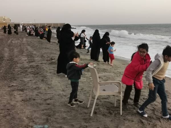 إقبال للمتنزهين على شواطئ الشقيق والحريضة (تصوير: محمد الحسين)