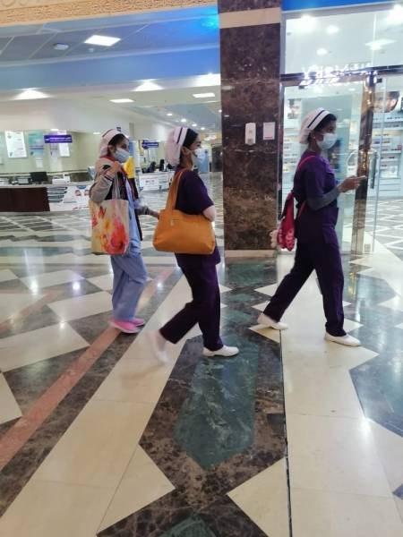 


ممرضات يرتدين الكمامات الواقية بالمستشفى حيث اكتشفت الحالات (الوطن)