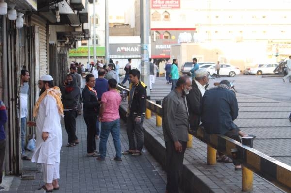 عمال ينتظرون فتح أحد مراكز الحوالات بأبها 
(تصوير: عبدالله الشهري)