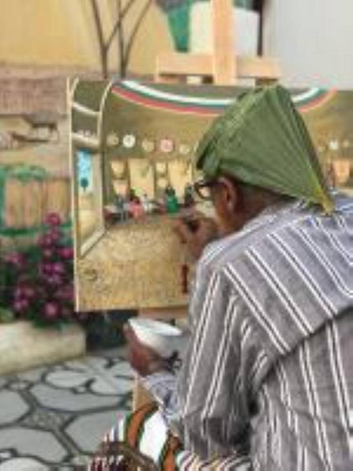 الفنان قالب الدلح يرسم احد لوحاته الاثرية