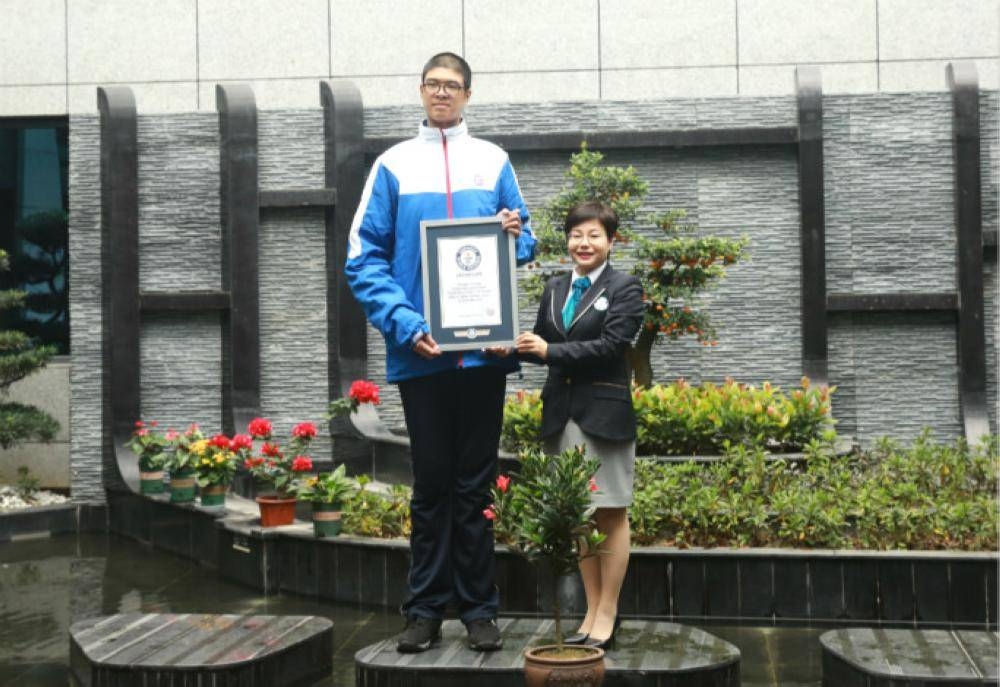 مراهق صيني أطول رجل في العالم