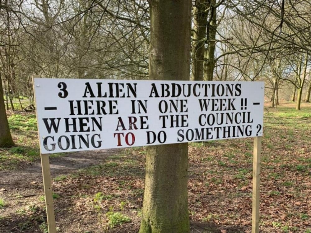 لافتة في قرية انجليزي تدعي حدوث اختطاف من فضائيين
