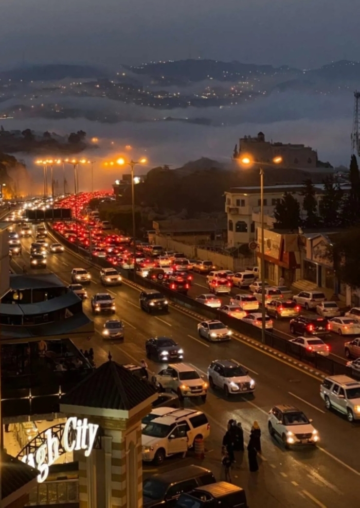 صورة متداولة على مواقع التواصل لزحام السيارات في الحزام الدائري بأبها خلال أوقات المساء