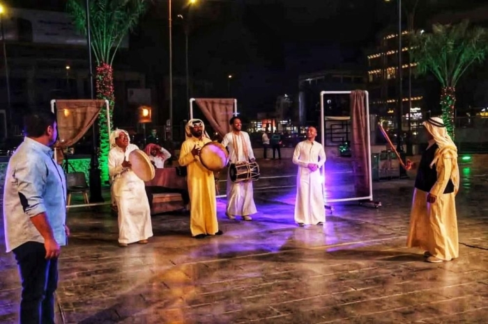 سعوديون يؤدون عرضا مسرحيا في شوارع بغداد