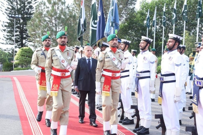 In this handout photograph released by the Press Information Department (PID) on April  12, 2022, newly Pakistani Prime Minister Shehbaz Sharif (C) inspects guard of honor on his arrival in the Prime Minister House during a ceremony in Islamabad. - Pakistan lawmakers on April 11, 2022 elected Shehbaz Sharif as the country's new prime minister following the weekend ouster of Imran Khan, who resigned his national assembly seat -- along with most of his party members -- ahead of the vote. (Photo by PID / AFP) / RESTRICTED TO EDITORIAL USE - MANDATORY CREDIT 