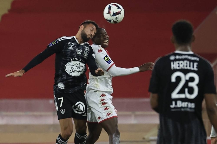 Brest's Algerian midfielder Haris Belkebla (L) fights for the ball with Monaco's Malian midfielder Mohamed Camara (R) during the French L1 football match between AS Monaco and Stade Brestois 29 at the Louis II Stadium (Stade Louis II) in the Principality of Monaco on January 1, 2023. (Photo by Valery HACHE / AFP)