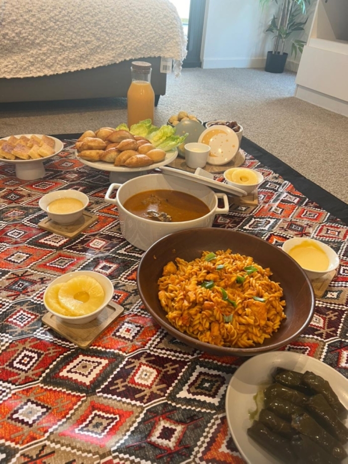 إعداد وجبة الإفطار للمبتعث آل حمود بمقر سكنه بأستراليا 