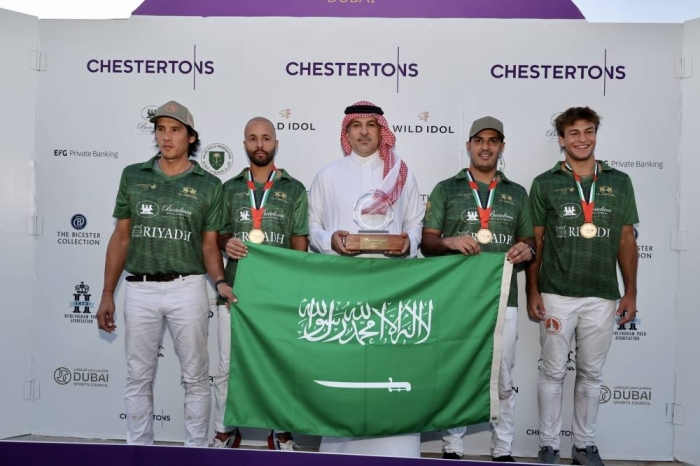 فريق الرياض بطل تشيسترتون للبولو يتوسطهم ر ئيس اتحاد البولو عمرو زيدان