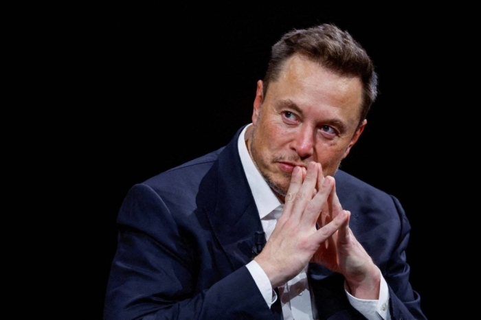 FILE PHOTO: Elon Musk gestures as he attends the Viva Technology conference dedicated to innovation and startups at the Porte de Versailles exhibition centre in Paris, France, June 16, 2023. REUTERS/Gonzalo Fuentes/File Photo