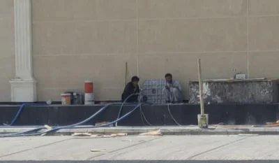 عمالة فرحت بالظل لتستريح من حرارة الشمس تصوير: مصلح الفرحان