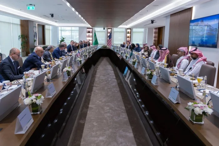 وزير التجارة يعقد لقاء طاولة مستديرة مع قطاع الأعمال الأميركي وزير التجارة يعقد لقاء طاولة مستديرة مع قطاع الأعمال الأميركي