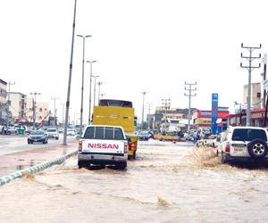 أمطار محايل تقطع الكهرباء عن أربع قرى