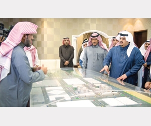 نائب أمير الرياض يتفقد مشروعات الإسكان بالمجمعة