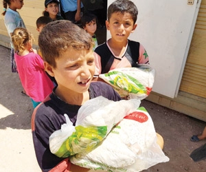 نصرة الأشقاء تواصل توزيع الخبز في الداخل السوري ول