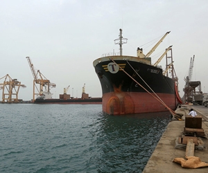 الحكومة اليمنية تنفي انسحاب الانقلابيين من ميناء ا